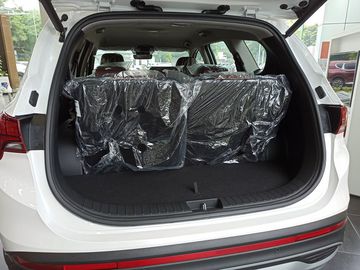 Khoang hành lý của Hyundai SantaFe 2024 có dung tích tiêu chuẩn ở mức 130 lít