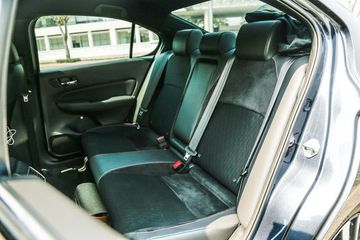 Chỉ riêng bản RS sở hữu bệ tỳ tay hàng ghế sau tích hợp khay đựng cốc tiện dụng