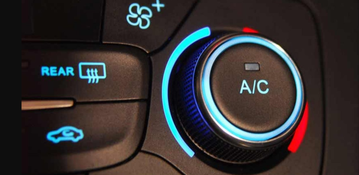 Phím A/C (viết tắt của Air Conditioner) là nút bật/tắt hệ thống điều hòa