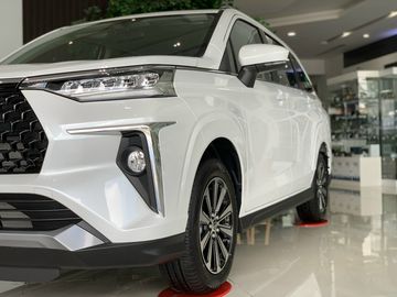 Đánh giá Toyota Veloz 2023 về hệ thống đèn chiếu sáng, tất cả phiên bản đều sử dụng công nghệ LED cho hiệu quả chiếu sáng tốt, đồng thời tiết kiệm năng lượng hơn
