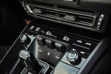 Điều hòa 2 vùng độc lập trên Porsche 911 Targa 2024