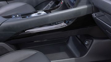 Hộc chứa đồ trên Hyundai Custin 2024 rất đa dạng về kích thước cũng như vị trí