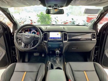 Bảng taplo trên Ford Ranger thiết kế dạng 3 tầng với các mảng lớn