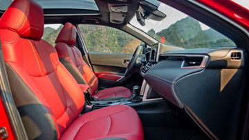 Nội thất màu đỏ mới trên Toyota Corolla Cross 2024 mang đến phong cách thể thao hơn