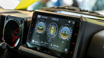 Màn hình Suzuki Jimny 2024 còn có giao diện hỗ trợ địa hình