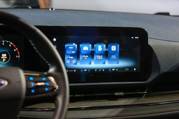 Màn hình giải trí trung tâm 12.3 inch hỗ trợ kết nối Apple CarPlay/Android Auto
