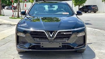 Tổng thể lưới tản nhiệt còn được thiết kế với những thanh ngang xếp chồng dạng bậc thang