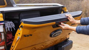 Nắp thùng trên bản Wildtrak tiếp tục được trang bị cơ cấu trợ lực như thế hệ trước đây