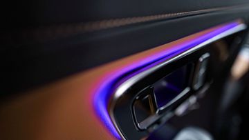 Mercedes-Benz GLC 2023 vẫn trang bị đèn viền trang trí nội thất AMBIENT LIGHT với 64 màu tùy chỉnh