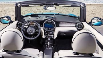 Tổng thể khoang lái của MINI Convertible 2024 được bố trí một cách thông minh