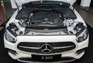 Mercedes E300 AMG mang trái tim là khối động cơ I4 2.0 lít Turbo, đi kèm hộp số 9G-TRONIC kết hợp lẫy chuyển số thể thao