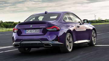 Đuôi xe Series 2 mang những đường nét mềm mại hơn