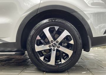 Kia Sorento Luxury, Premium và Signature 2023 sử dụng bộ mâm 19 inch 5 chấu, sơn 2 màu tương phản, lốp 235/55R19