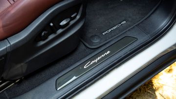 Porsche Cayenne 2024 trang bị nhiều phụ kiện tinh tế như ốp bậc cửa carbon có khả năng phát sáng
