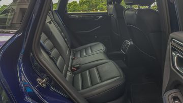 Hàng ghế sau khá cơ bản với cửa gió riêng, cổng sạc điện thoại, tựa tay ở giữa. Đáng chú ý là với trục cơ sở khá lớn mức 2807 (mm)