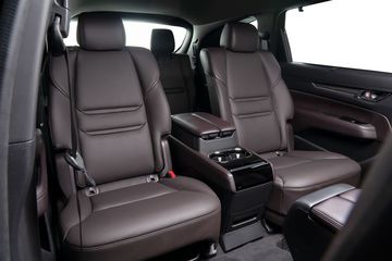 Hàng ghế thứ 2 trên Mazda CX-8 Premium AWD 6S có 2 ghế độc lập cùng bệ tỳ tay trung tâm
