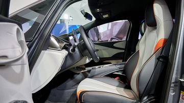 Dù có tầm giá phổ thông, nhưng ghế ngồi BYD Dolphin 2024 khá cao cấp khi được bọc da, hàng ghế trước thể thao với tựa đầu liền khối