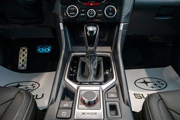 Subaru Forester 2023 sở hữu cần số dạng thẳng bọc da và núm xoay X-mode đầy nổi bật