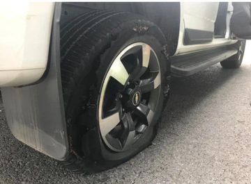 Anh Nguyen Danh Tuyen bị nổ lốp xe khi đang đi trên cao tốc.