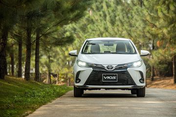 Toyota Vios 2022 có một số tinh chỉnh một số chi tiết giúp mẫu xe này bắt đầu có những đặc điểm thiết kế tương tự đàn anh Toyota Corolla Altis
