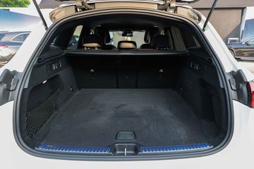 Khoang hành lý trên Mercedes GLC 200 2024 được tăng thêm đáng kể lên đến 620 lít