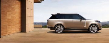 Hông xe Range Rover 2024 nổi bật với các chi tiết trụ và gương chiếu hậu sơn đen
