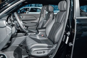 Bản RS được điểm xuyết thêm các đường chỉ đỏ nổi bật ở ghế ngồi