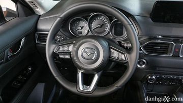 Vô lăng trên CX-5 2022 vẫn được bọc da trên tất cả các phiên bản, sử dụng thiết kế 3 chấu to bản truyền thống của những mẫu xe thuộc thế hệ 6.5G từ Mazda