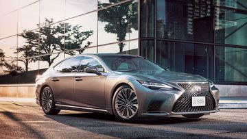 Lexus LS 2023 vẫn rất thu hút với ngôn ngữ thiết kế L-finesse