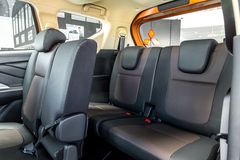 ...và cả XL7 Limited đều không có tựa đầu cho ghế giữa.