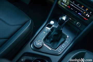 Cần số của Volkswagen Tiguan 2023 cũng được nâng cấp thiết kế mới