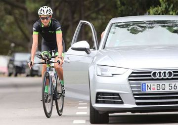 Đã có rất nhiều vụ tai nạn xảy ra do việc mở cửa xe sai bên và thiếu quan sát.