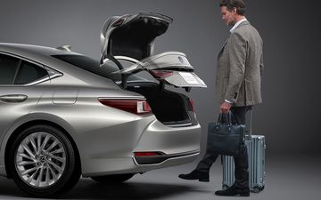 Khoang hành lý của Lexus ES300h 2024 có thể đóng mở bằng thao tác đá chân