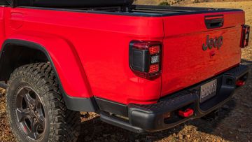 Cản sau Jeep Gladiator 2023 cũng được thiết kế chắc chắn và cứng cáp