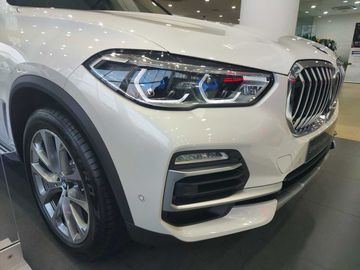 BMW X5 2024 xLine được trang bị hệ thống chiếu sáng theo công nghệ Adaptive LED thông minh