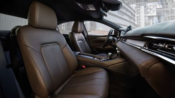 Hàng ghế trước có tính năng chỉnh điện tích hợp tính năng nhớ vị trí ở ghế lái