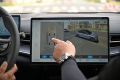 Điểm nhấn nội thất nằm ở màn hình cảm ứng trung tâm 15,6 inch có thể xoay linh hoạt