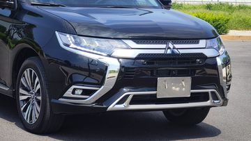 Phần đầu xe bên dưới cũng được nhấn nhá bằng những chi tiết mạ chrome sáng bóng, làm nổi bật vẻ khỏe khoắn của mẫu SUV cỡ C