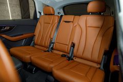 Hàng ghế thứ hai Audi Q7 2025 có thiết kế rộng rãi, đủ chỗ ngồi cho 3 hành khách