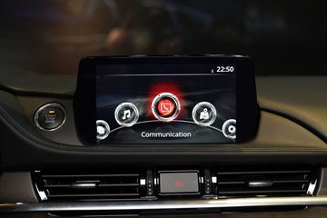 Màn hình giải trí trung tâm kích thước 8 inch là trang bị tiêu chuẩn trên Mazda 6 2022