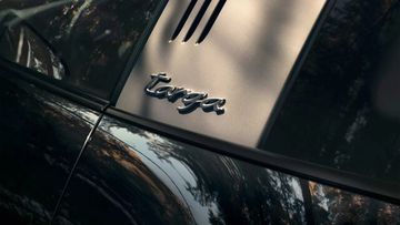 Dòng chữ Targa được lắp đặt trên mui xe