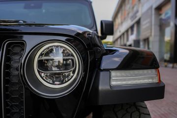 Cụm đèn trước được thiết kế với phong cách cổ điển dạng tròn