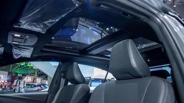 Phiên bản Toyota Camry cao cấp nhất HEV TOP trang bị cửa sổ trời toàn cảnh Panorama