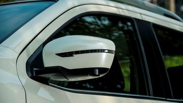 Gương chiếu hậu Nissan Navara 2024 đầy đủ các tính năng hiện đại