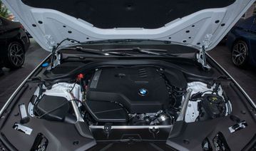 BMW 520i sử dụng hệ dẫn động cầu sau kết hợp với hộp số tự động 8 cấp, cho ra khả năng bứt tốc đầy ngoạn mục