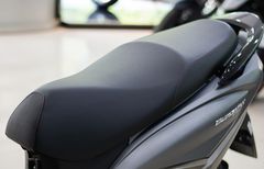 Thiết kế yên dạng 2 tầng độc đáo, được tô điểm bằng đường chỉ khâu màu đỏ đẹp mắt