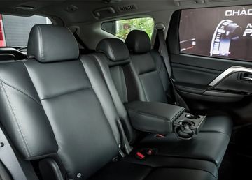 Các hàng ghế ở cả phiên bản tiêu chuẩn được bọc da và ghế lái chỉnh tay