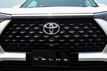 Ở mặt ca lăng, Toyota Veloz sở hữu một cụm lưới tản nhiệt hình lục giác chiếm tỷ lệ lớn so với các chi tiết khác ở đầu xe. 