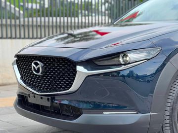Nhìn từ phía trực diện, Mazda CX-30 2023 trông khá cuốn hút với phần lưới tản nhiệt hoạ tiết tổ ong 3D màu đen tuyền
