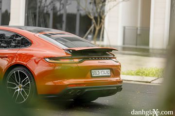 Porsche Panamera 2023 còn được trang bị cánh lướt gió 2 chiều